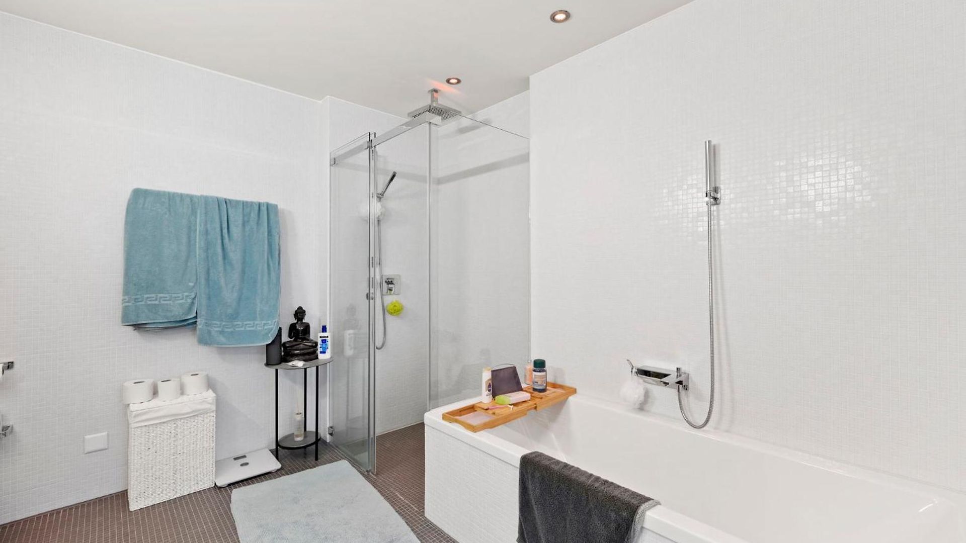 Apartment Exclusive Spacious Apt. With Garden In *