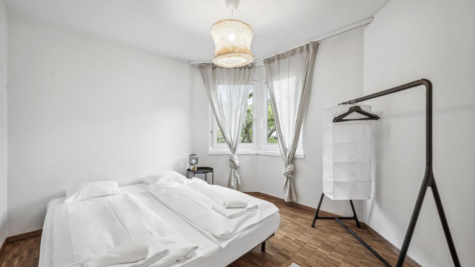 Chic 3-bedroom Near Center Apartment