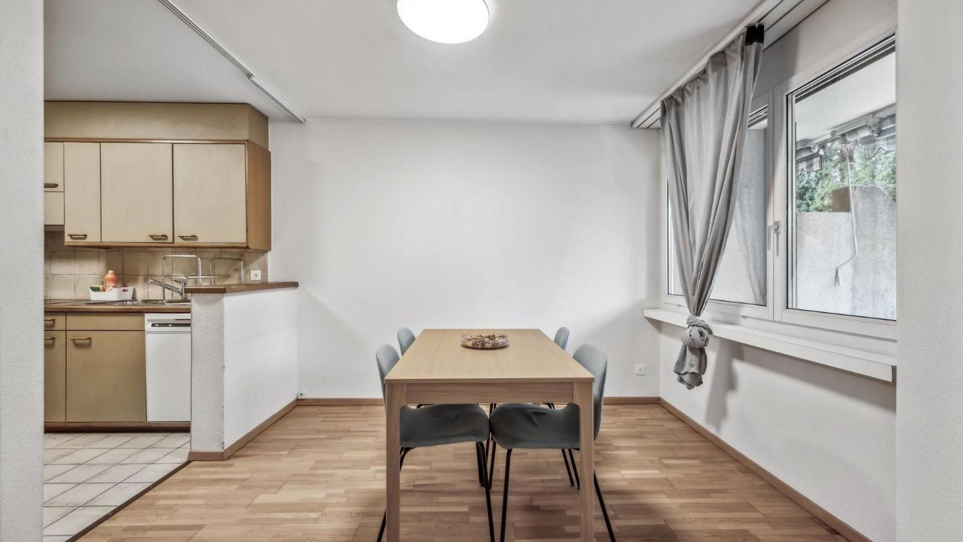 Chic 3-bedroom Near Center