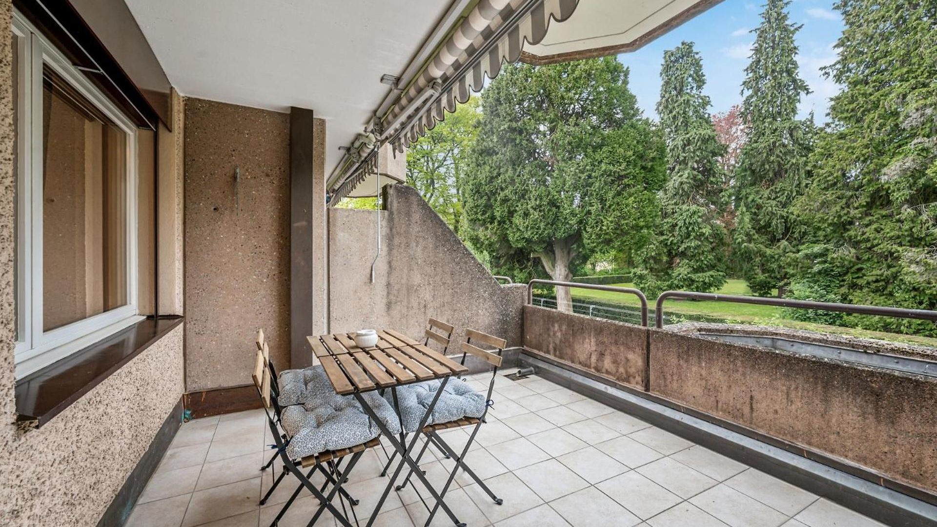 Chic 3-bedroom Near Center