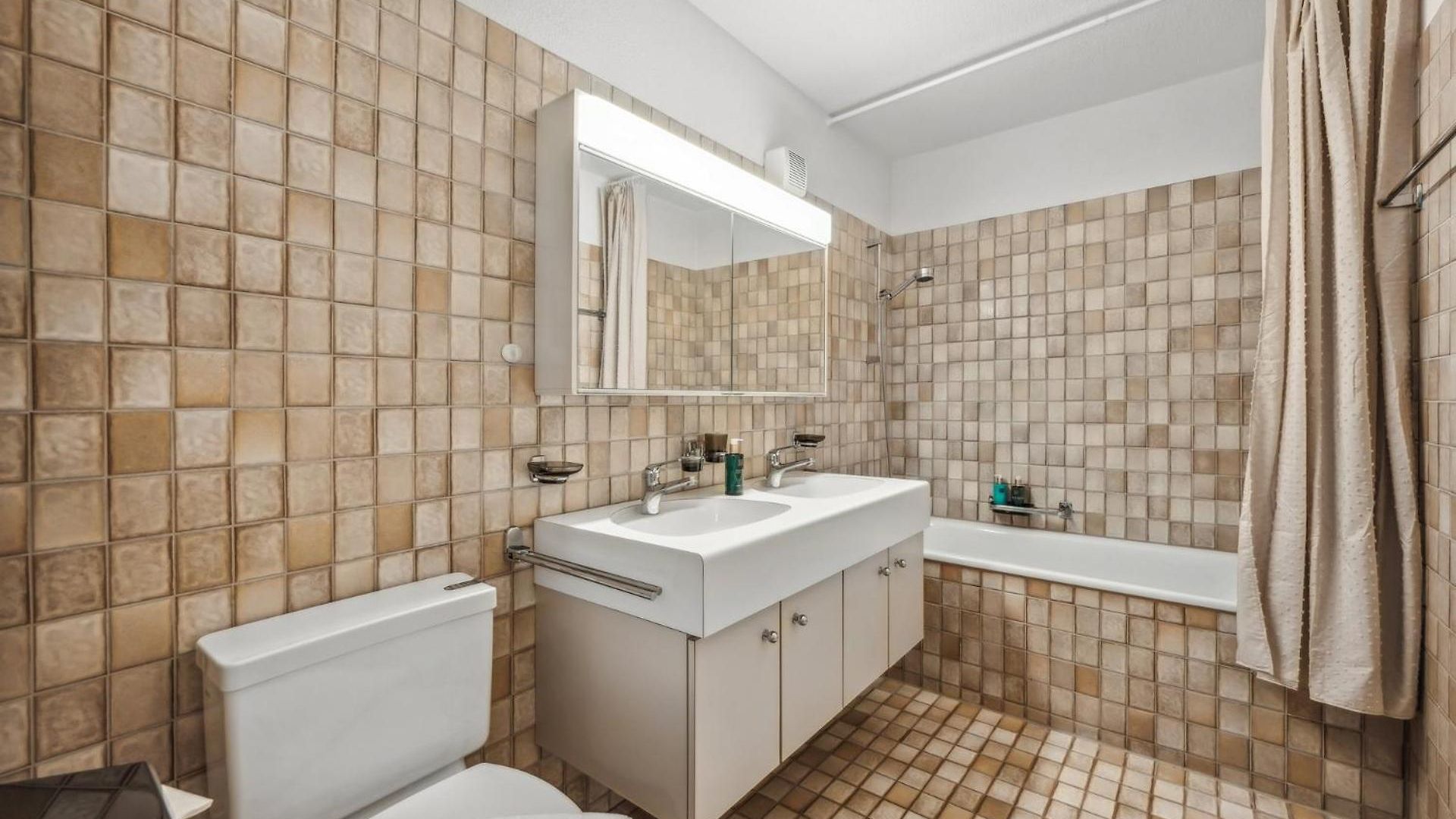 Chic 3-bedroom Near Center *