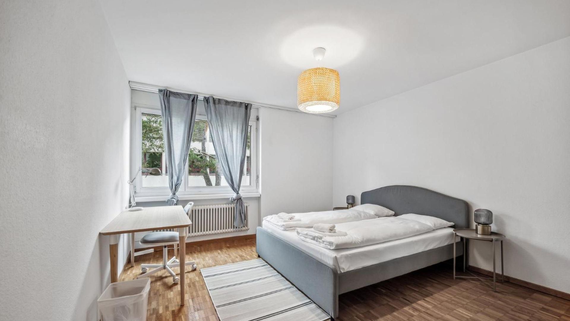 Apartment Chic 3-bedroom Near Center