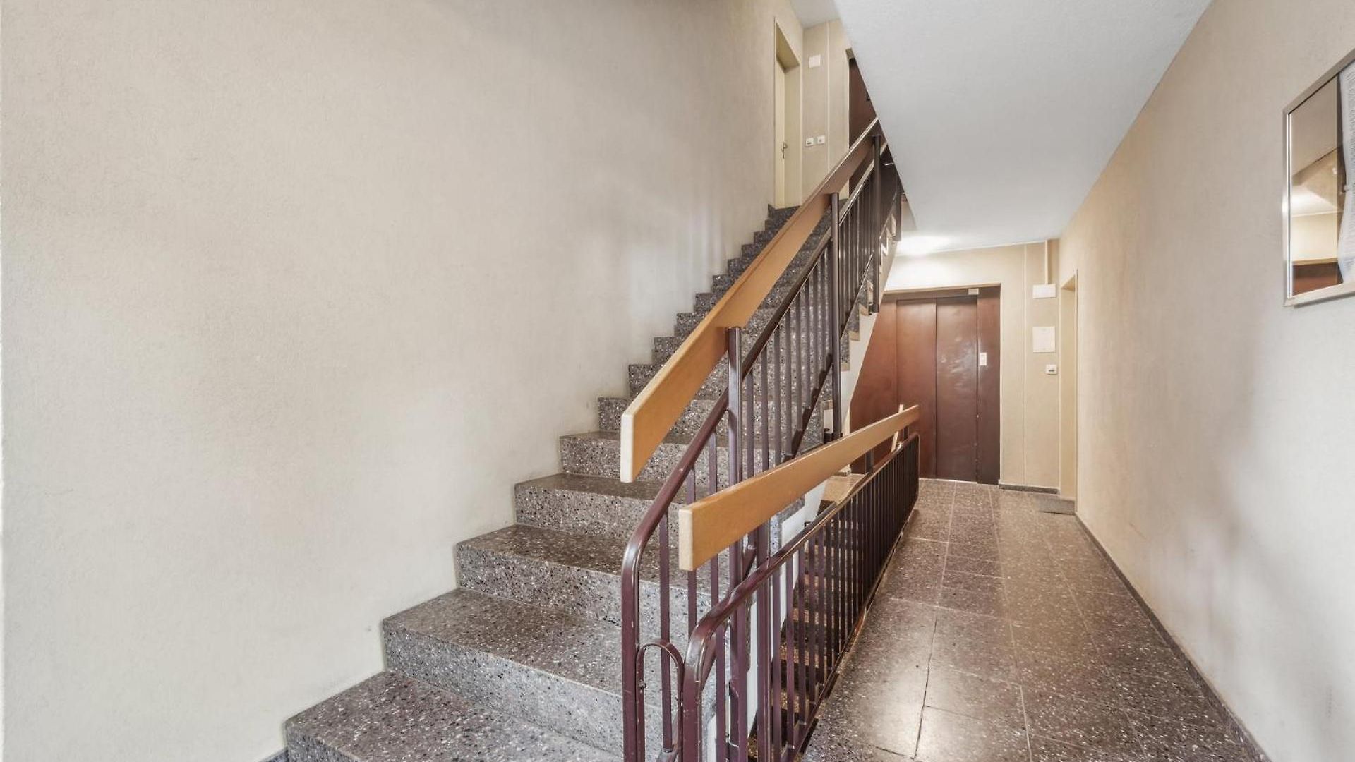 Chic 3-bedroom Near Center Apartment