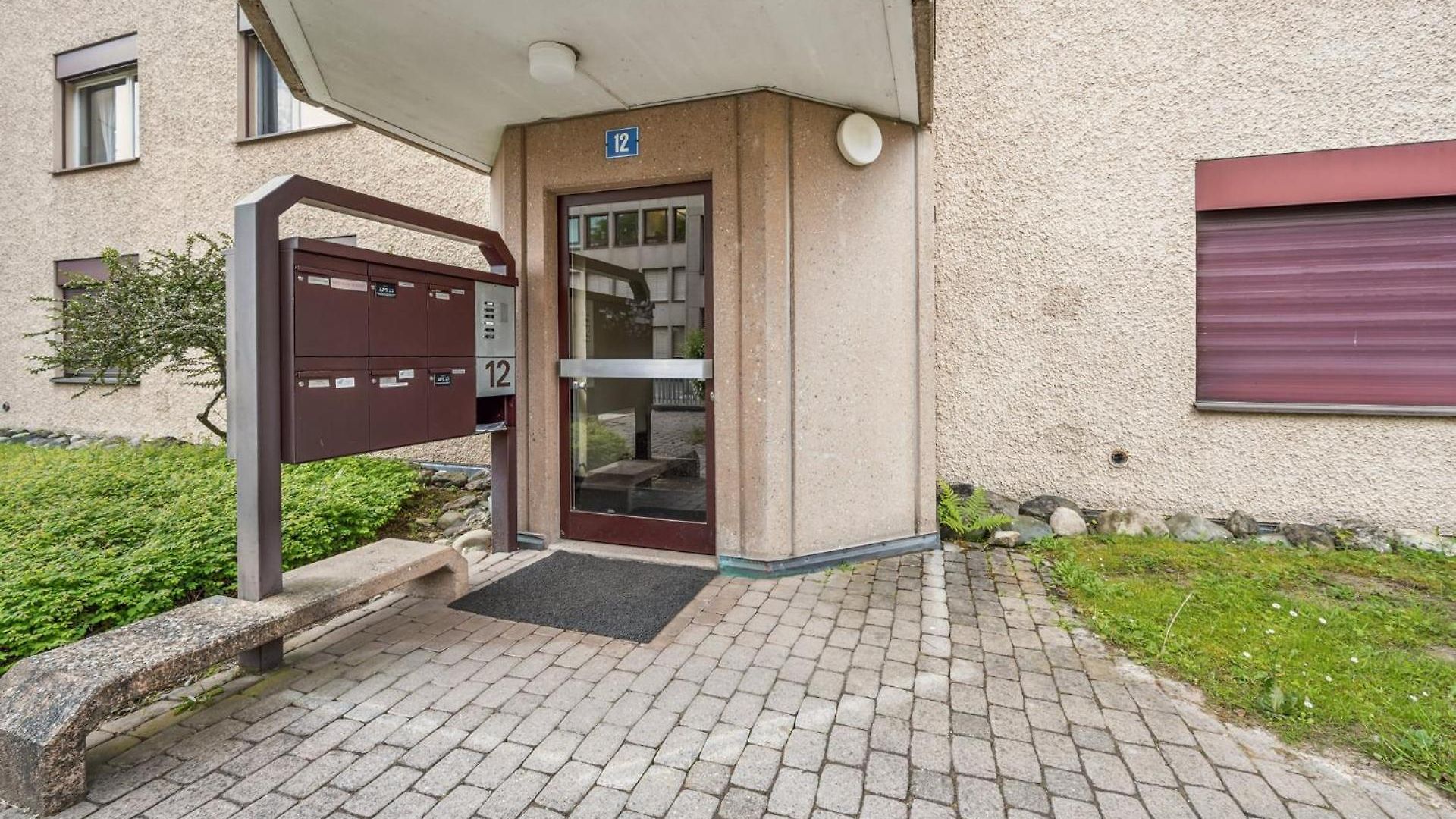 Chic 3-bedroom Near Center Apartment *