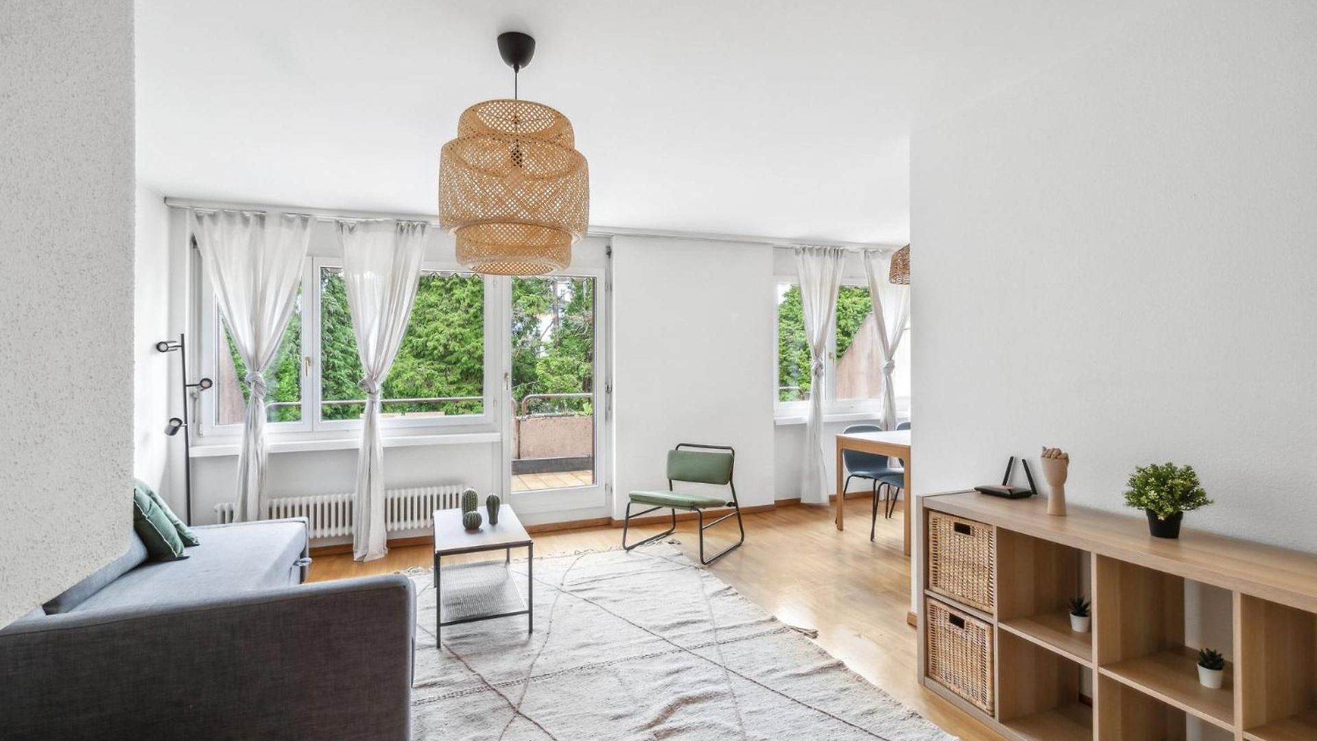 Chic 3-bedroom Near Center Apartment *