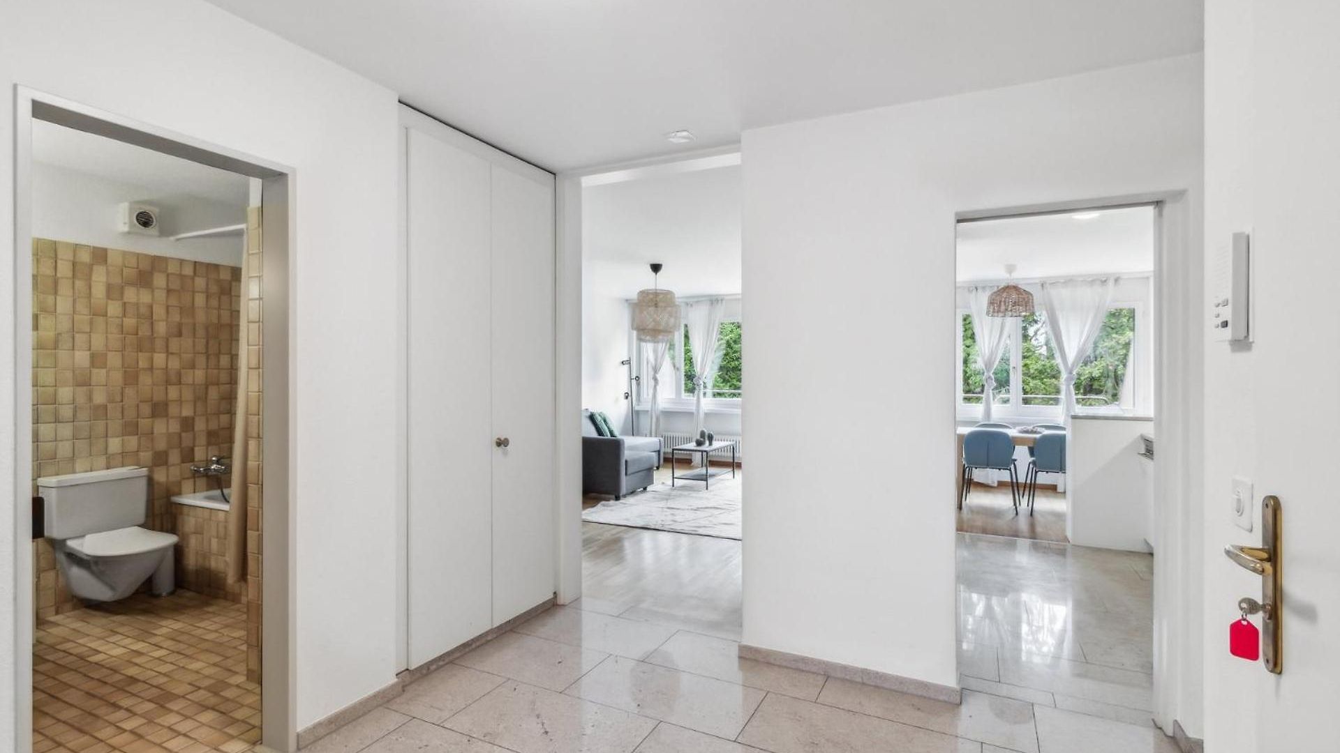 Chic 3-bedroom Near Center