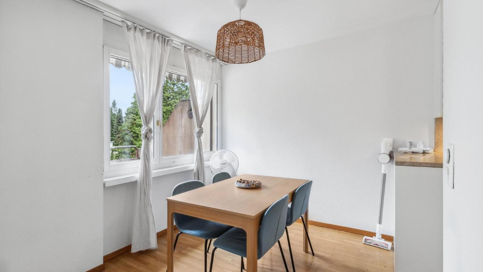 Chic 3-bedroom Near Center Apartment