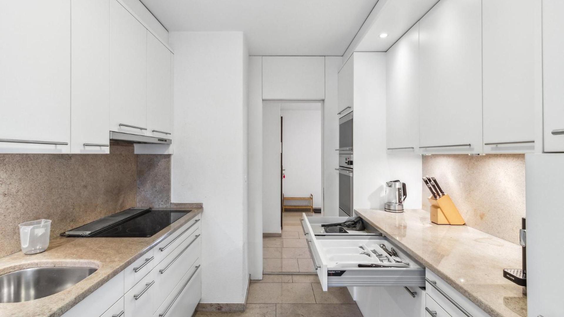 Apartment Chic 3-bedroom Near Center