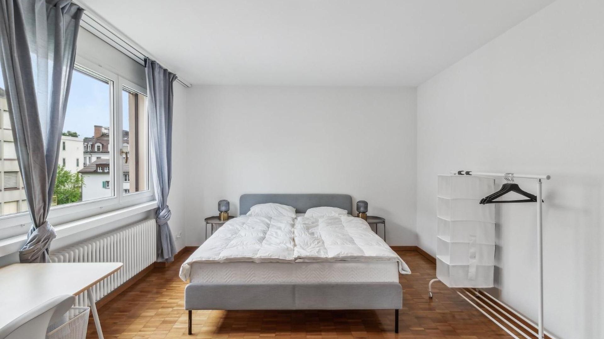 Chic 3-bedroom Near Center Apartment