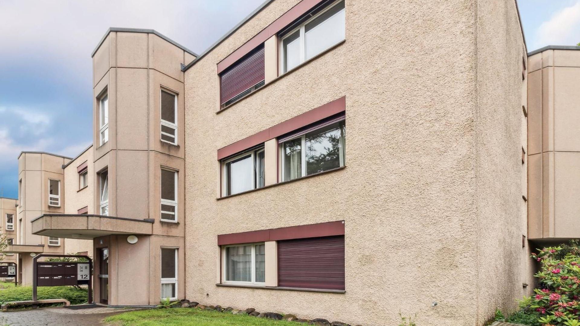 Chic 3-bedroom Near Center Apartment