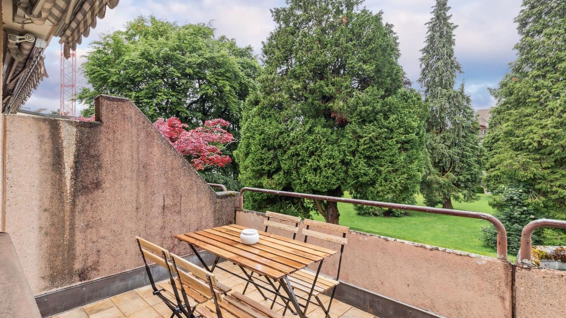 Chic 3-bedroom Near Center Apartment