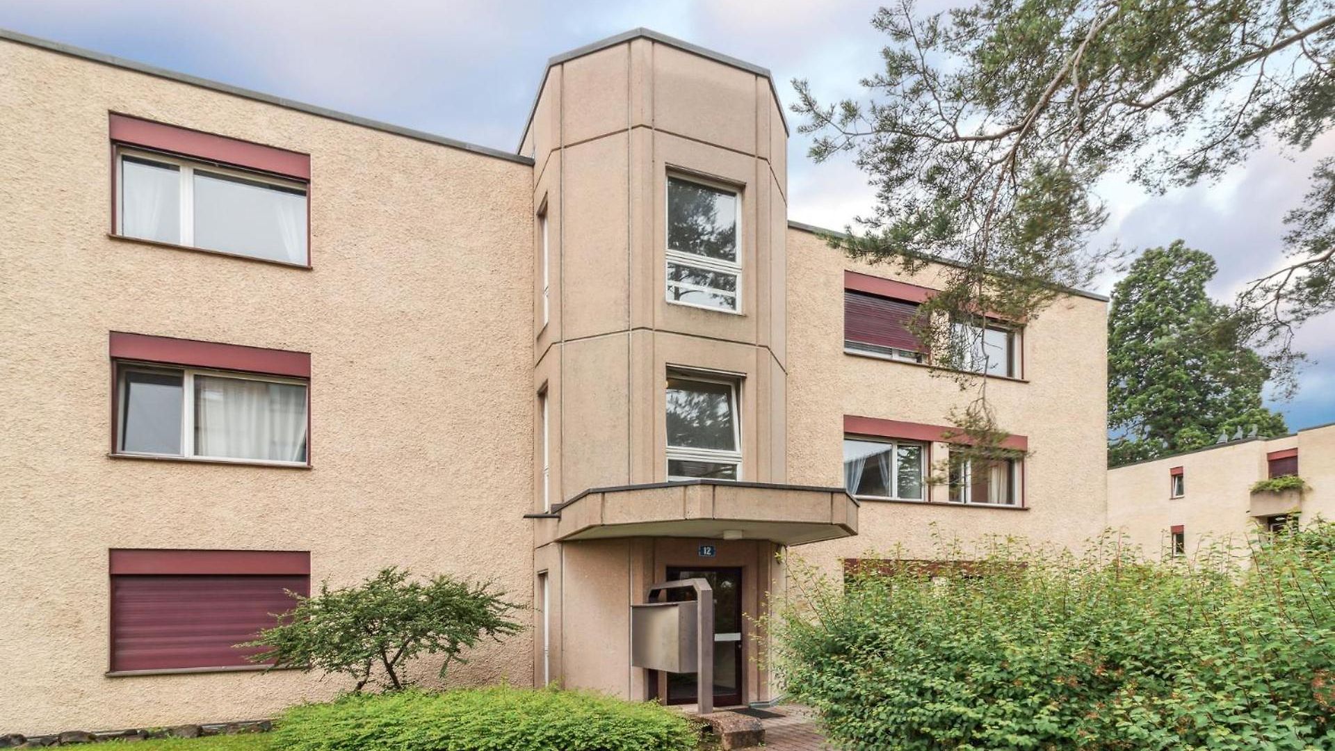 Chic 3-bedroom Near Center Apartment *