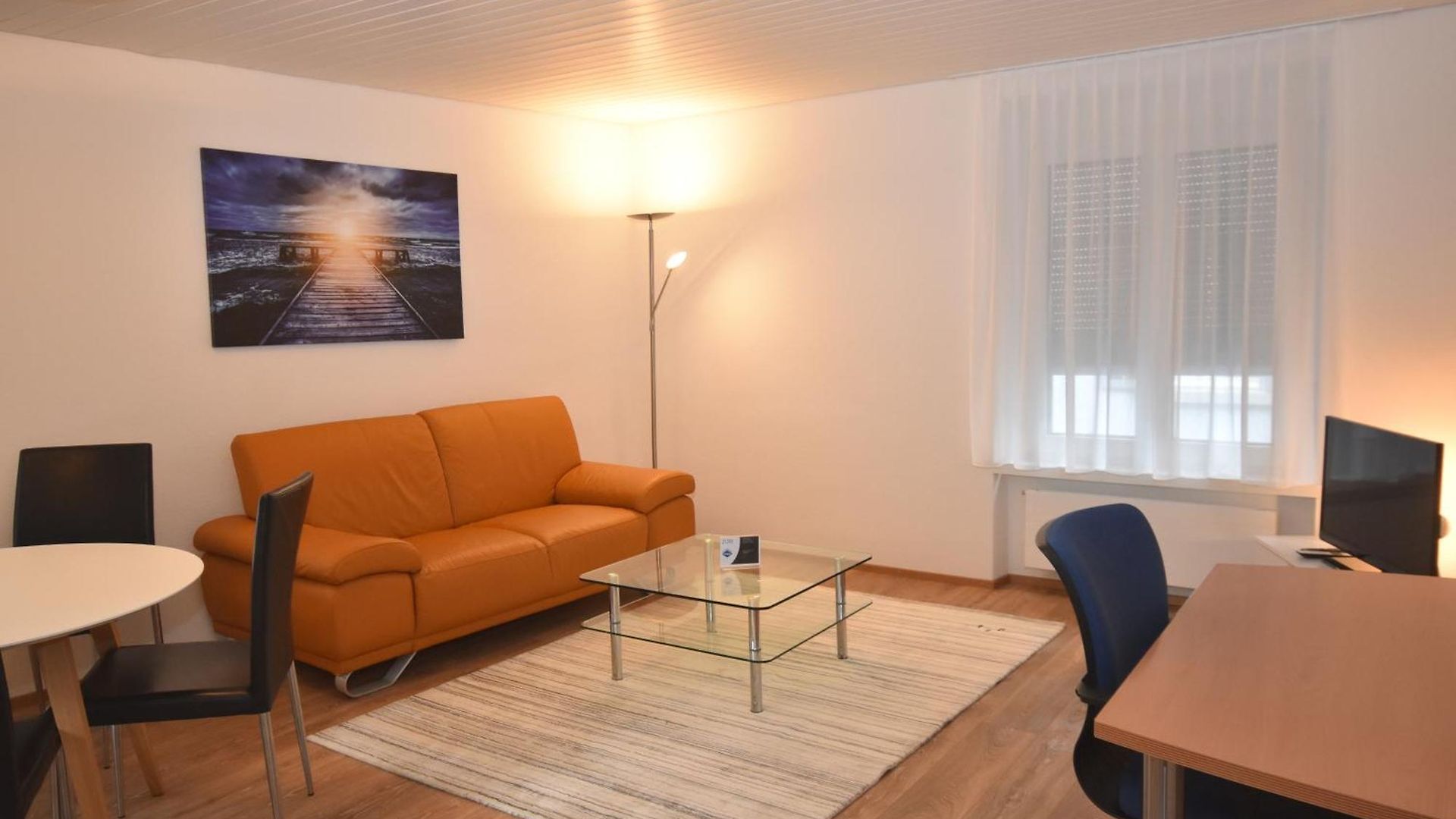 Apartment Centrally Located 2br - Color 23 *