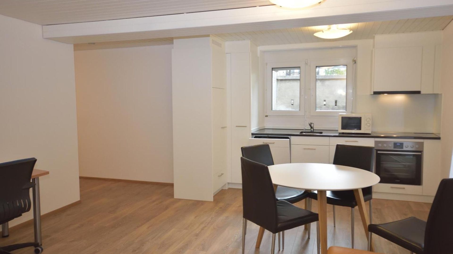 Centrally Located 2br - Color 23 *