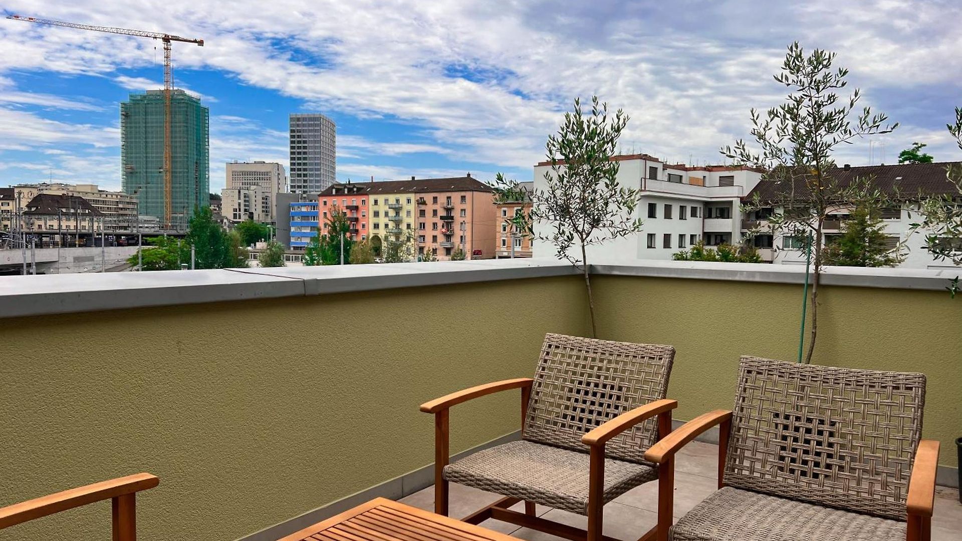 Apartment Skyline Rooftop With 2 Balconies -401-