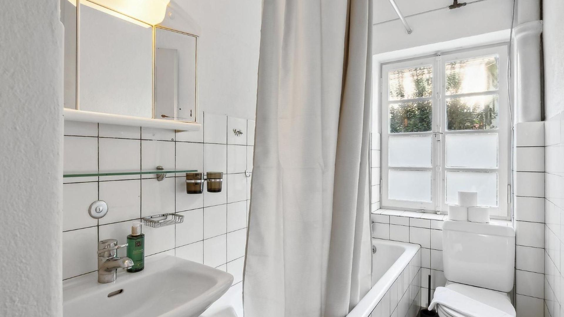 Homey Comfort In Oerlikon Apartment *