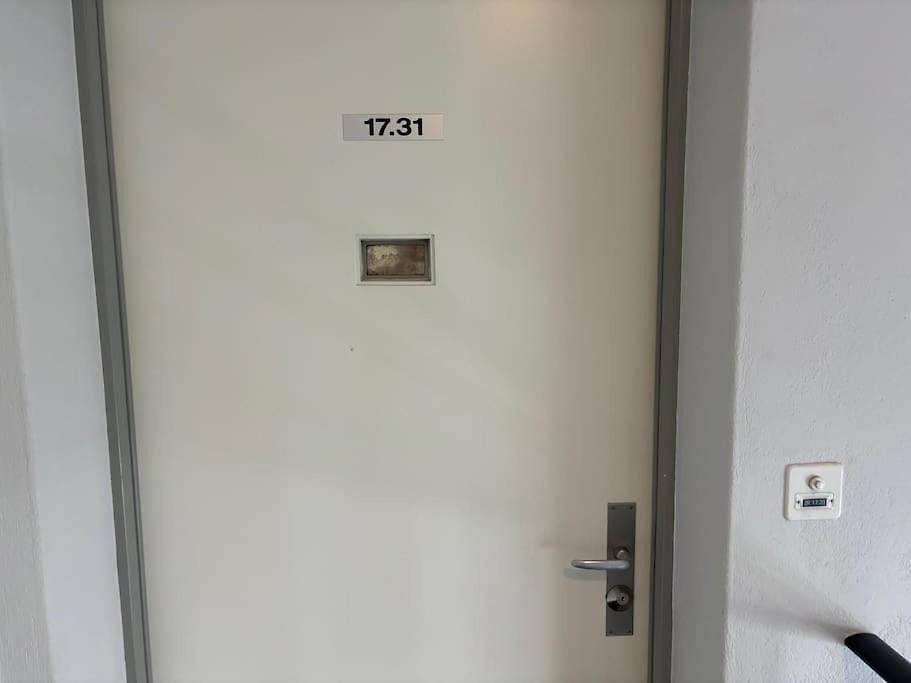Live In The Center - Cross 5 Apartment Zurich