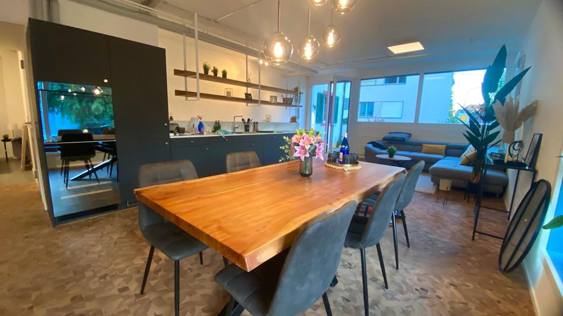 120m2 Modern 3-bedroom Loft In Apartment *