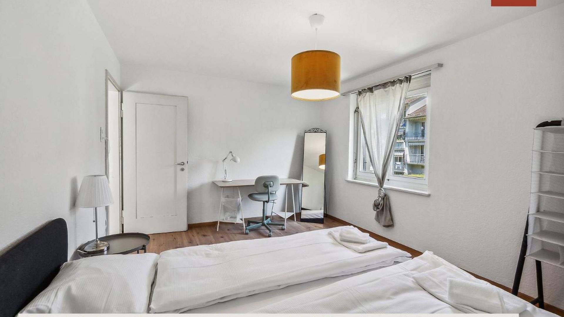 Apartment Urban Charm: Your Comfy Close To The