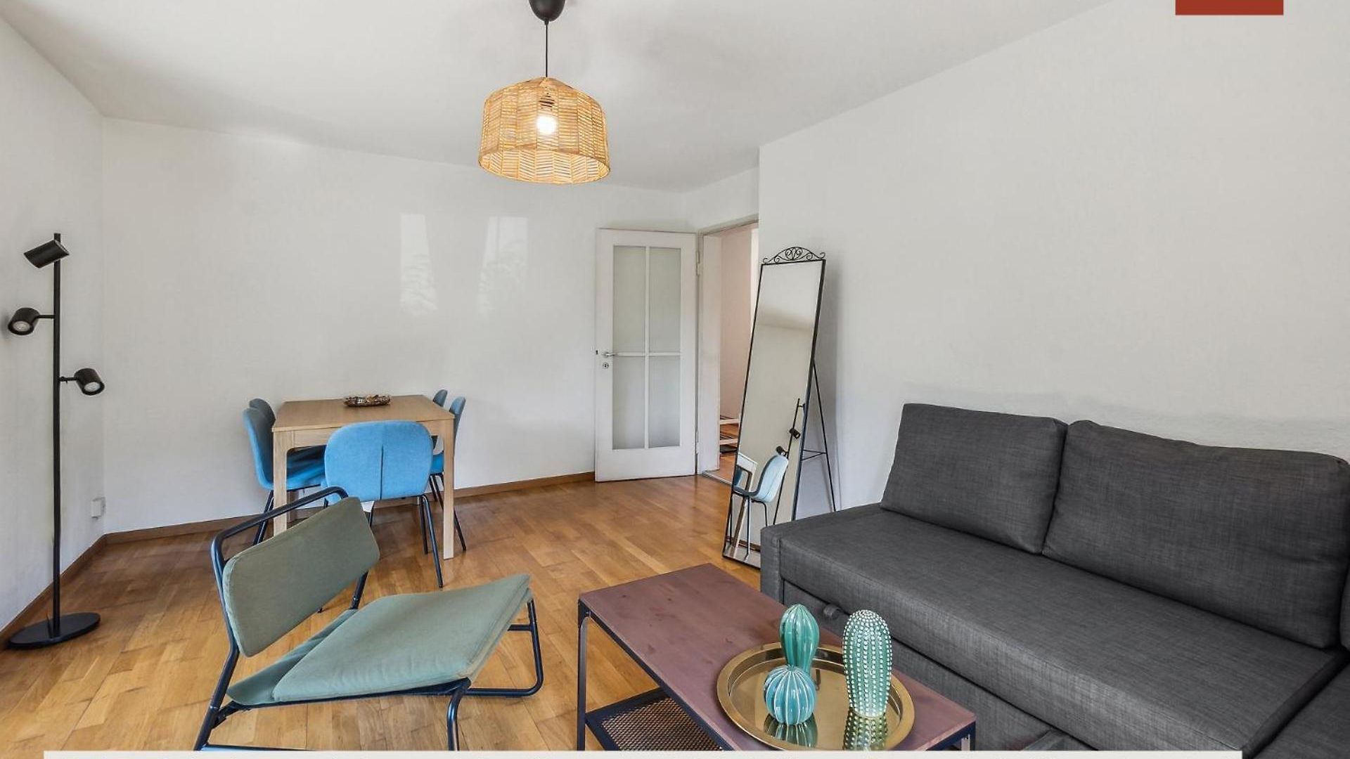 Apartment Urban Charm: Your Comfy Close To The *