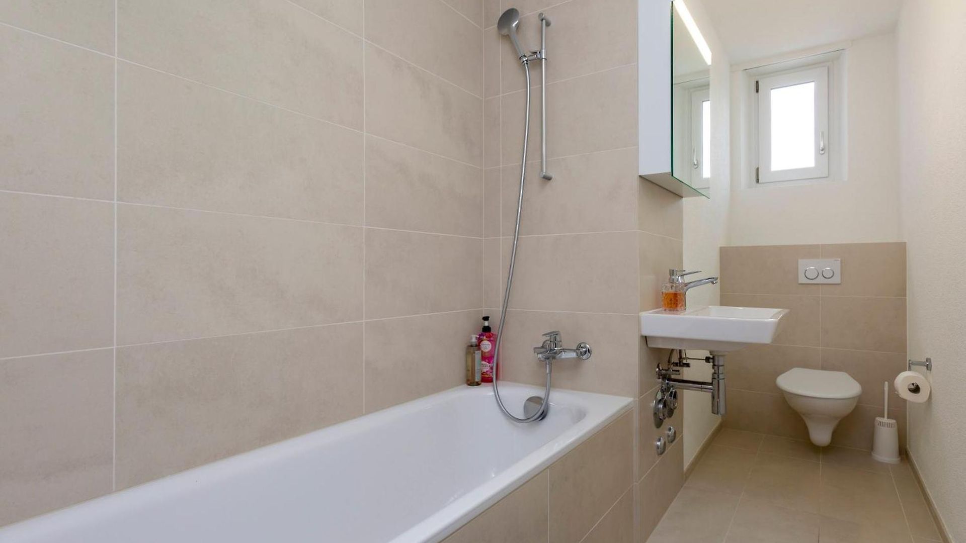 Kaya 4a - Downtown 2br With Balcony