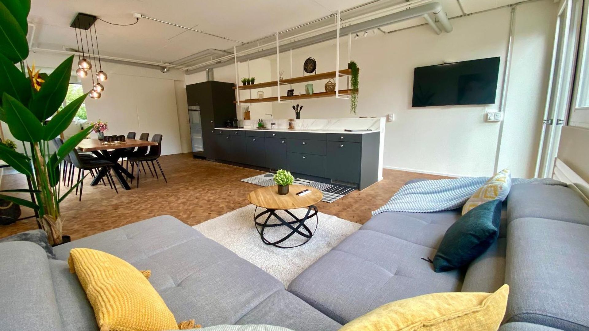 120m2 Modern 3-bedroom Loft In Apartment *
