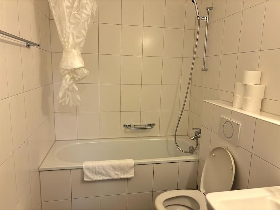 Cozy 2br Near - 8 *