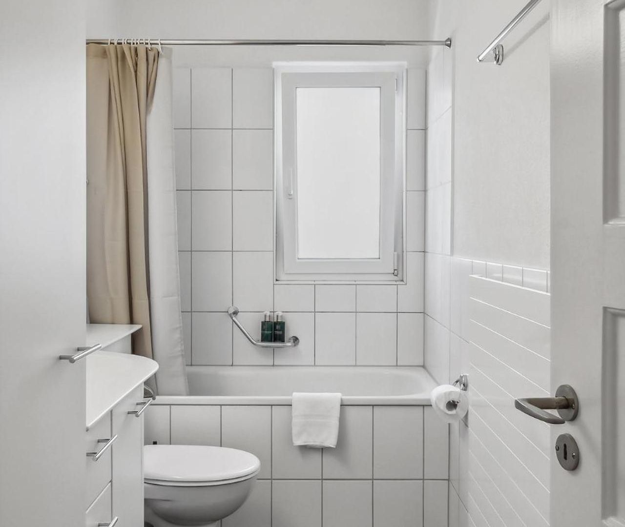 Comfortable In Oerlikon 20 Minutes Away From Airport Apartment