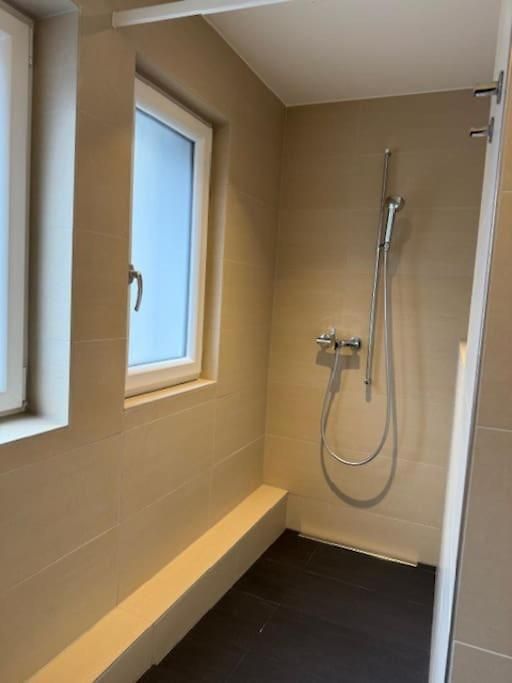 Modern 1br With In Trendy Area - West 10 *