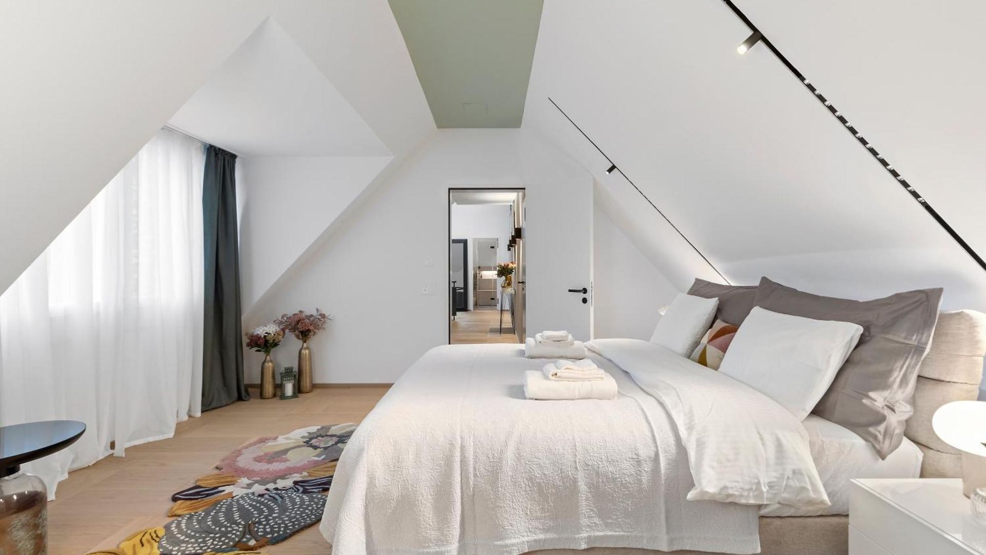 Bahnhofstrasse Designer Penthouse Private Rooftop Zurich