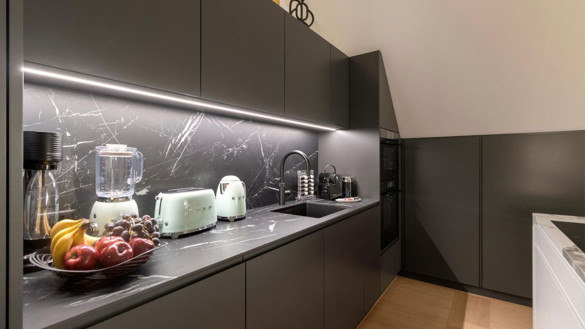 Apartment Bahnhofstrasse Designer Penthouse Private Rooftop *