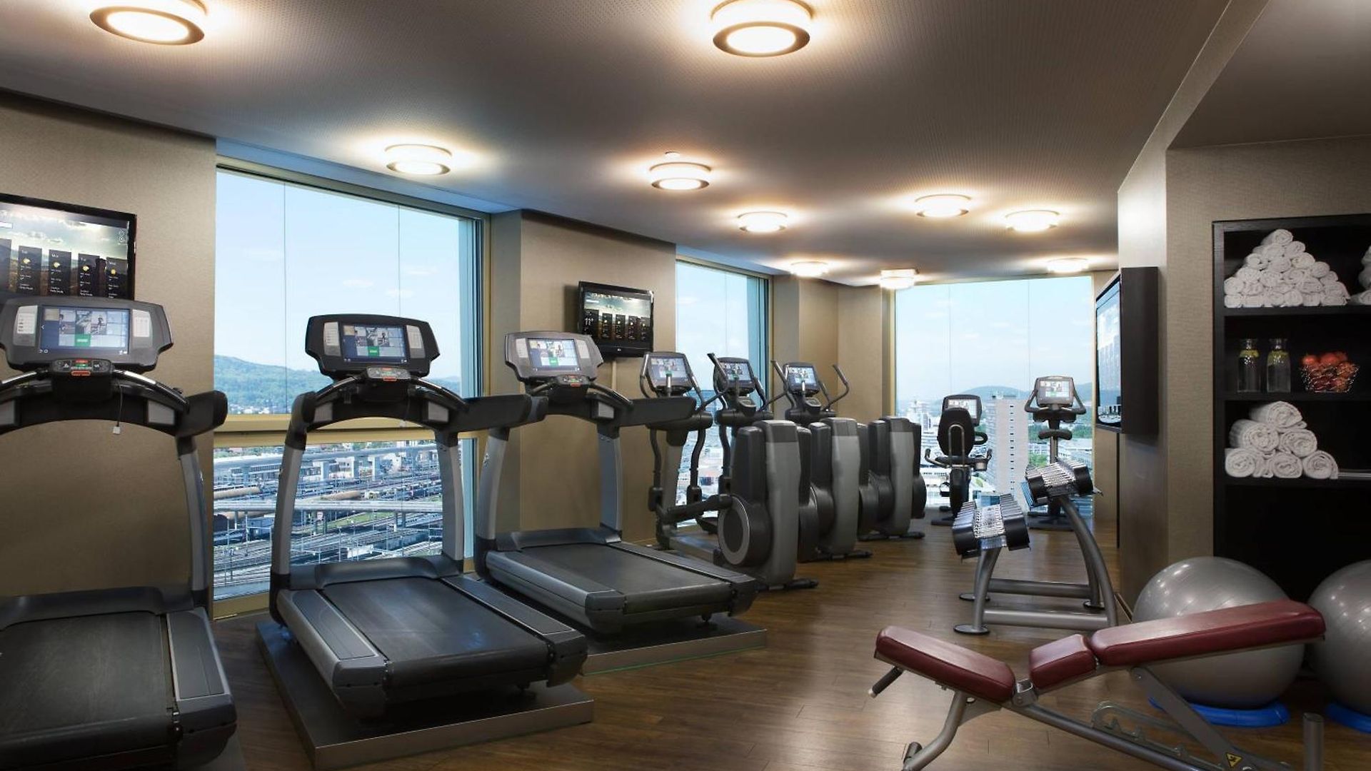 Hotel Renaissance Tower 5*
