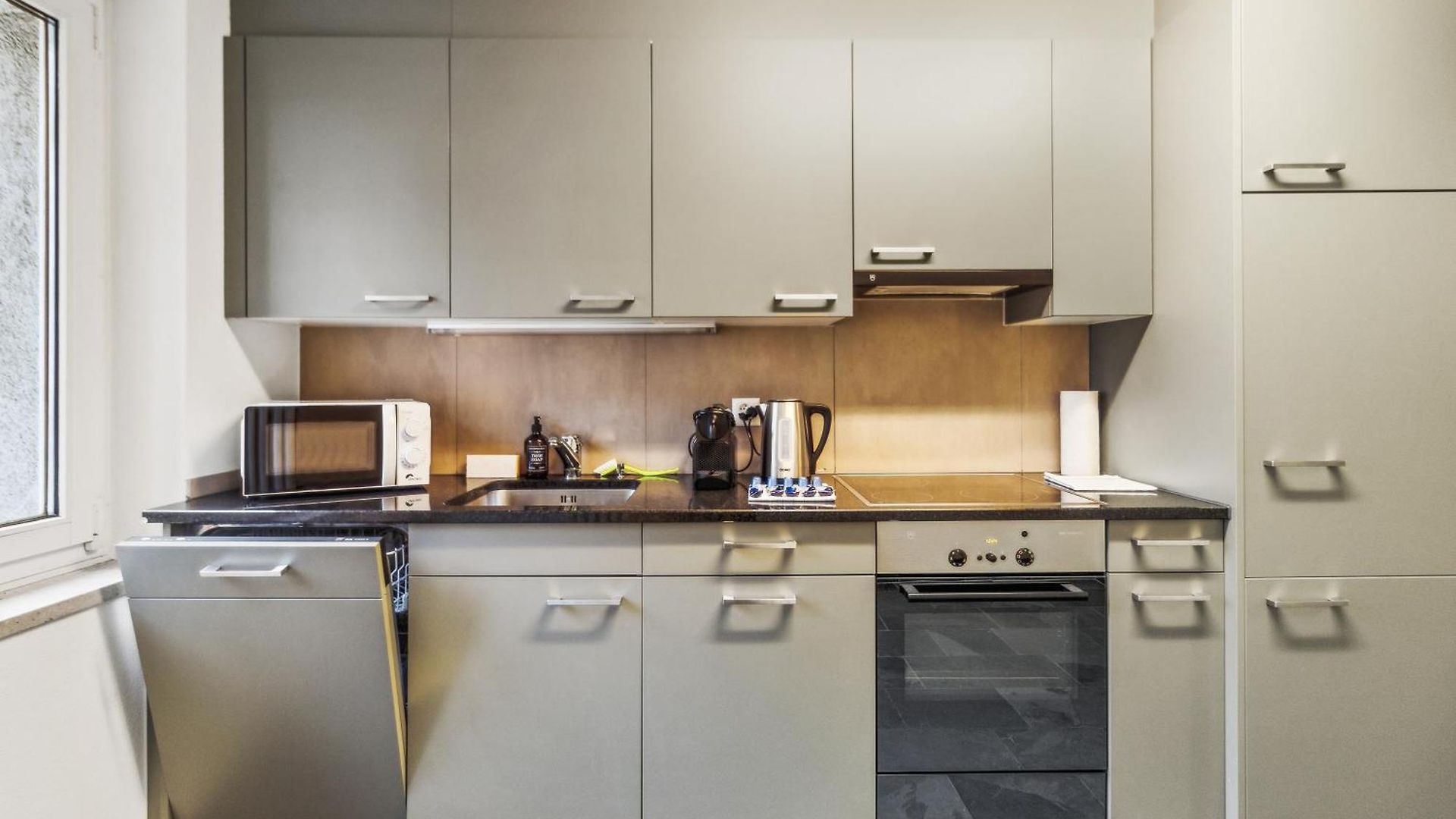 Lovely Flats In Great Location *