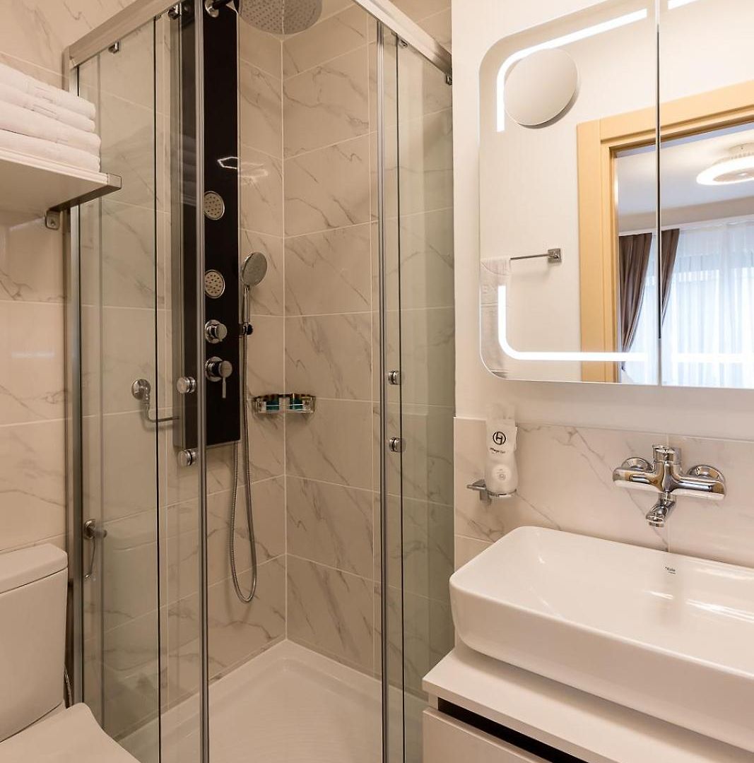 Hotel Deluxe & Kreis 4 *