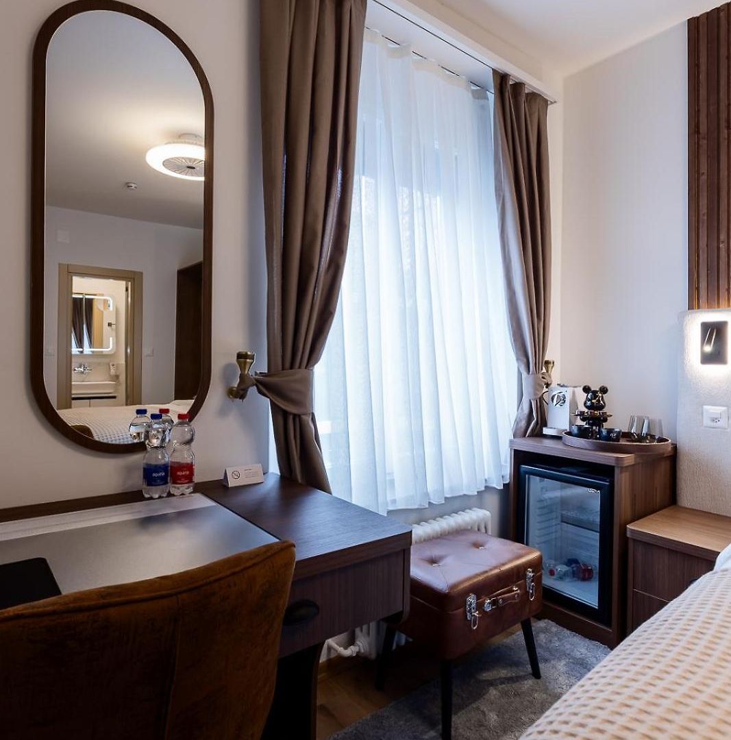 Deluxe & Kreis 4 Hotel *