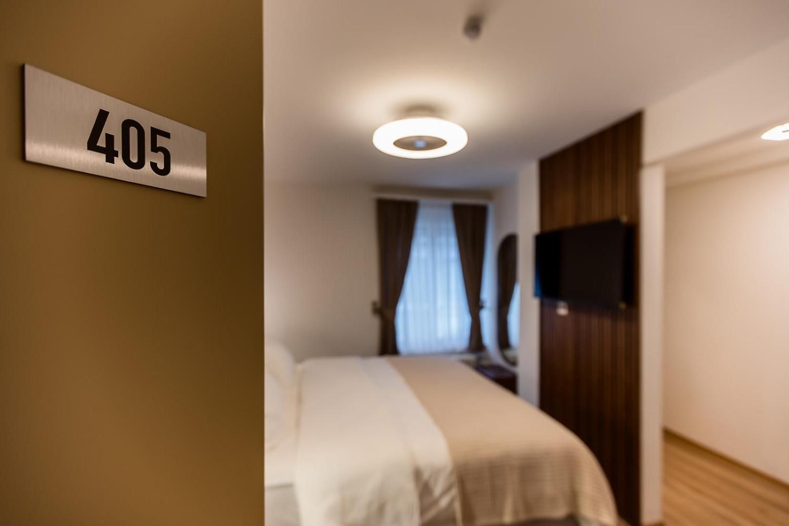 Deluxe & Kreis 4 Hotel *