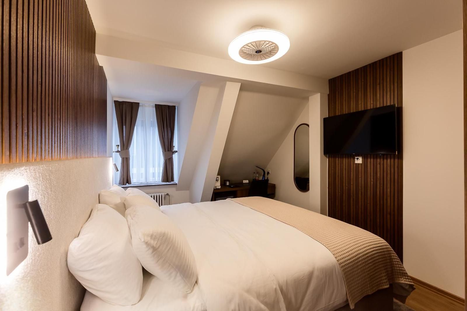 Hotel Deluxe & Kreis 4 *