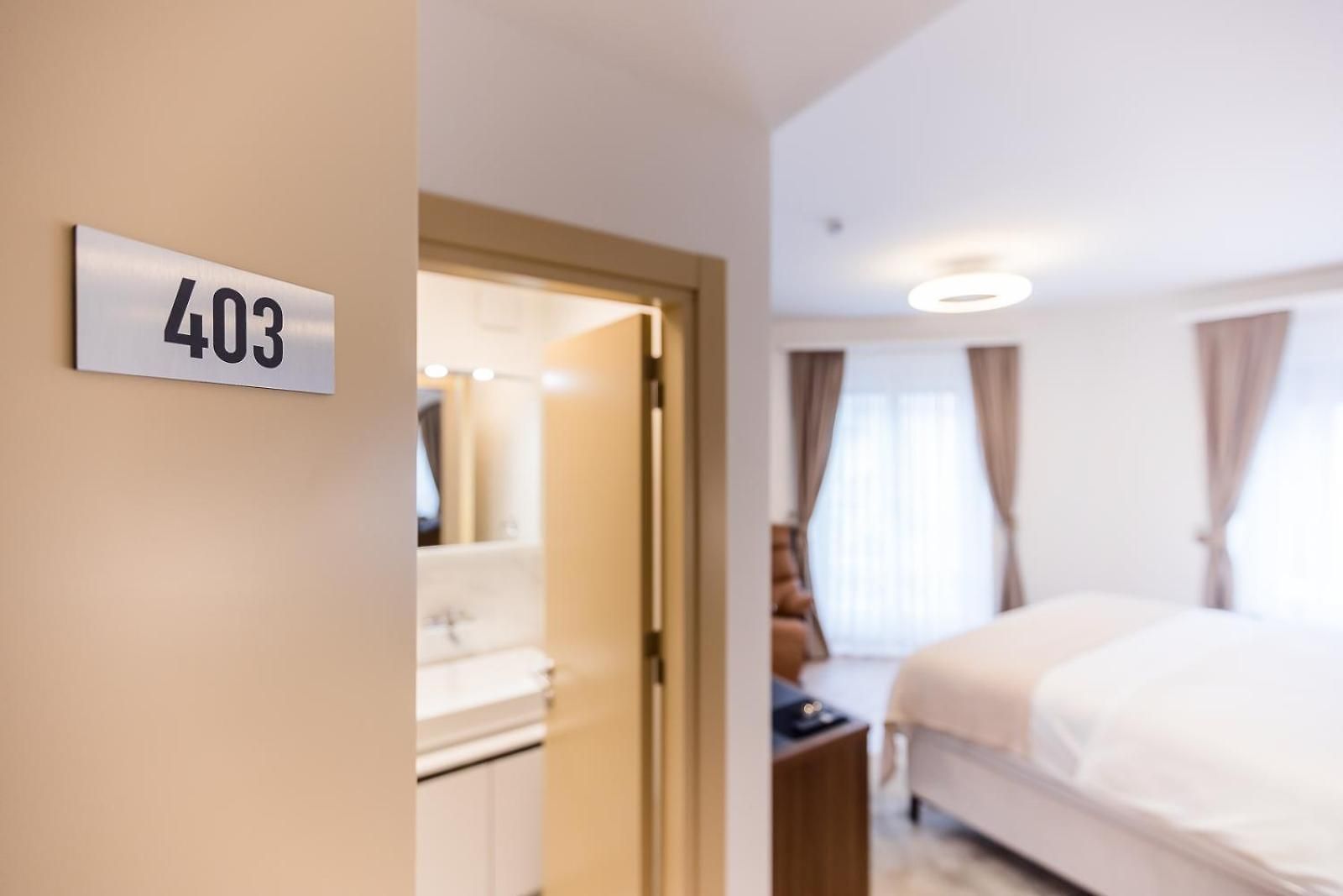 Deluxe & Kreis 4 Hotel *
