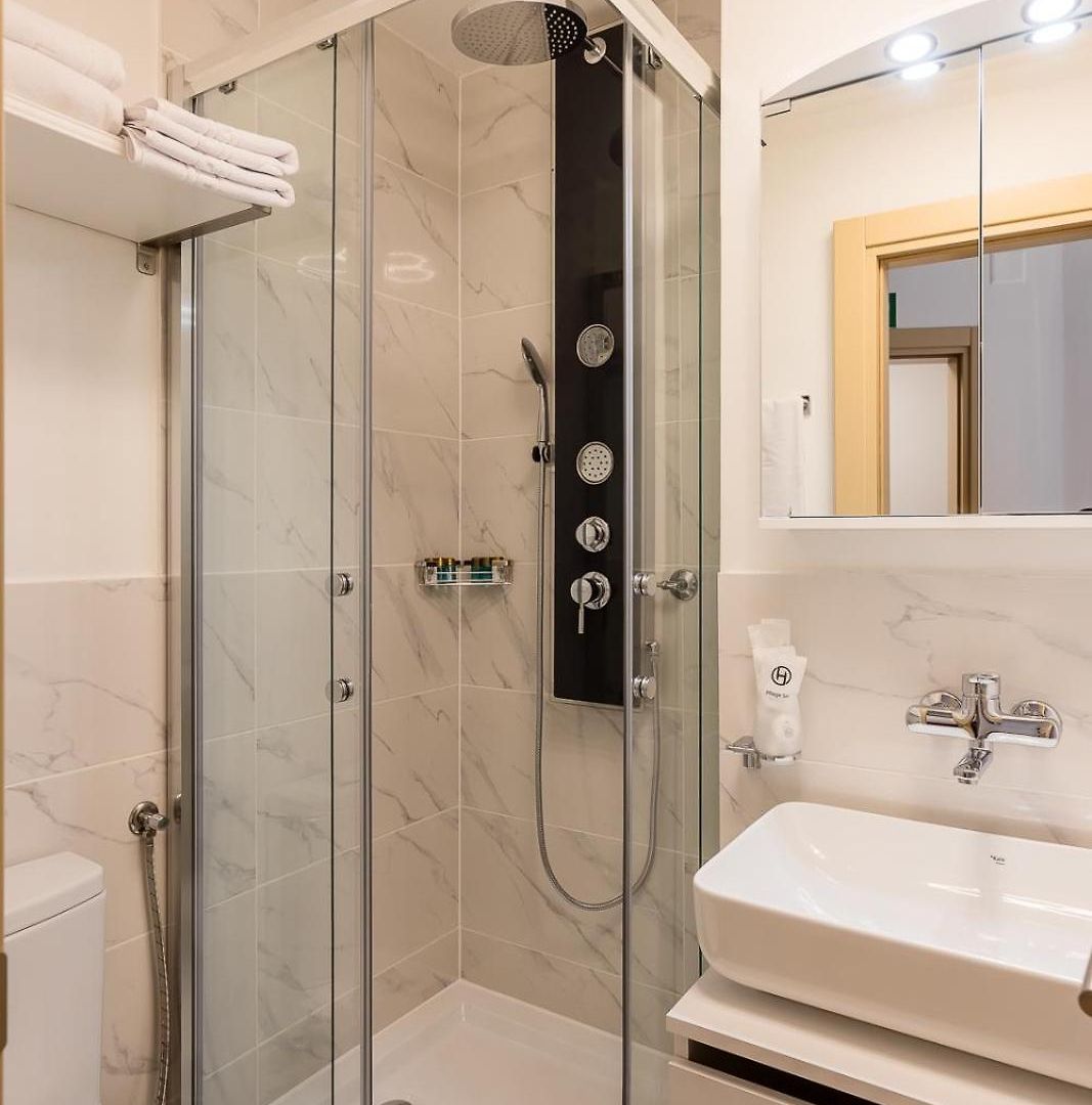 Hotel Deluxe & Kreis 4 *
