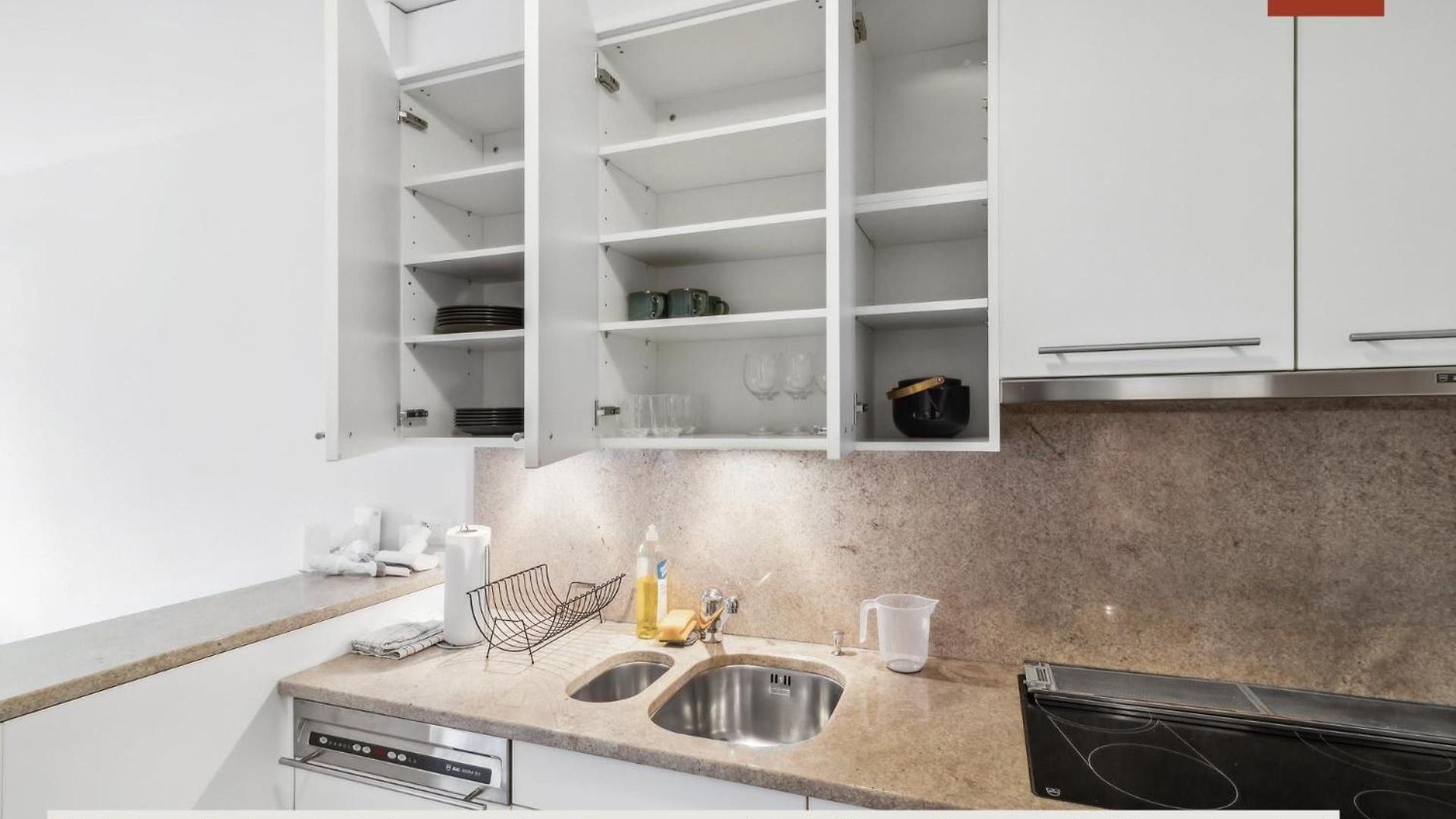 Chic 3-bedroom Near Center Apartment *