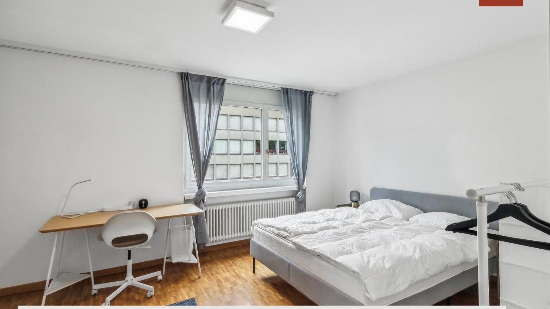 Chic 3-bedroom Near Center