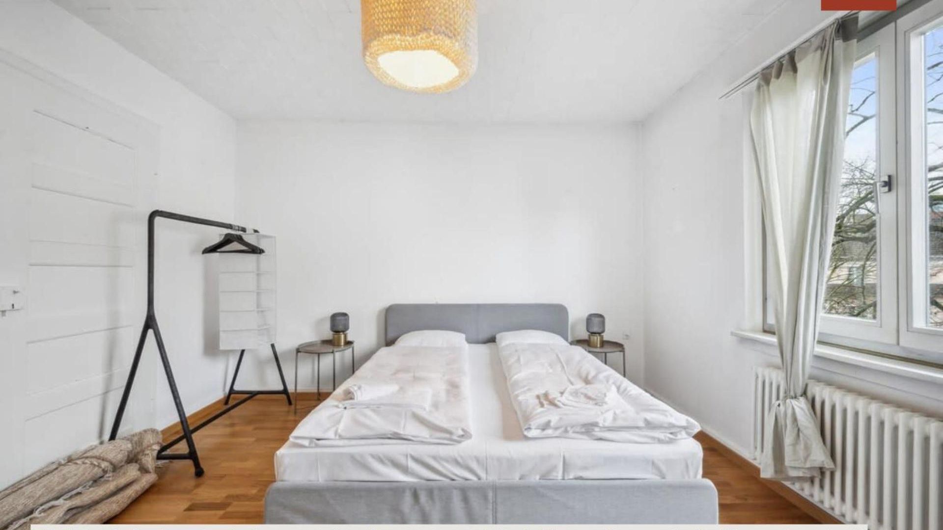Chic 3-bedroom Near Center Apartment *