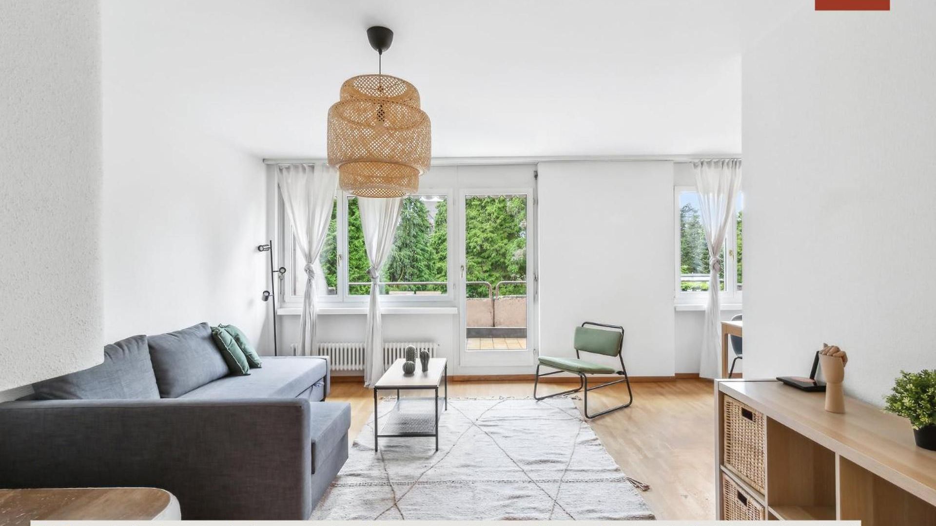 Chic 3-bedroom Near Center Apartment