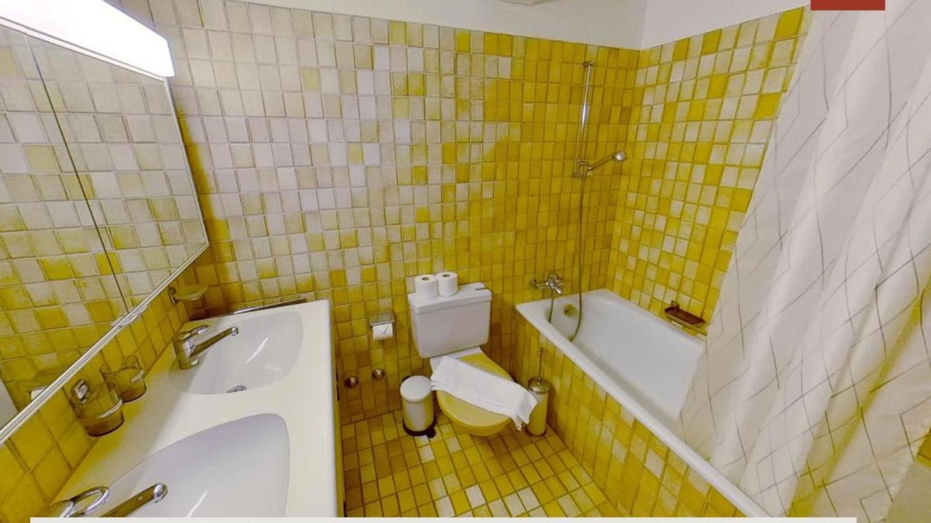 Chic 3-bedroom Near Center Apartment *
