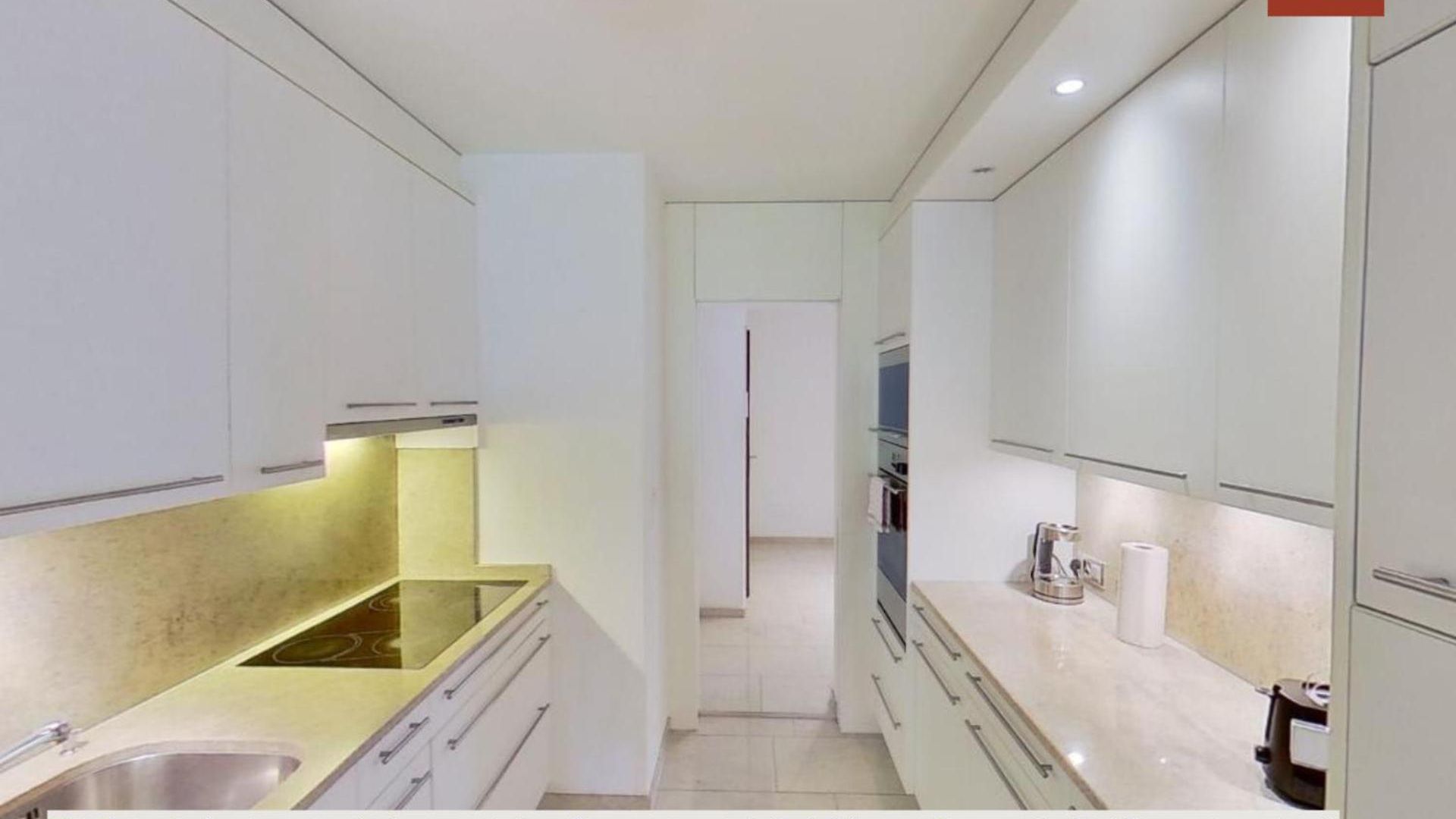 Chic 3-bedroom Near Center Apartment Zürich