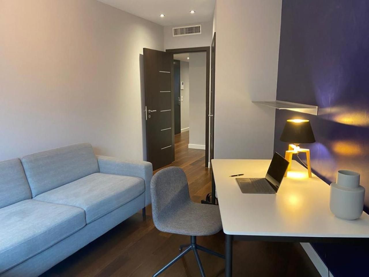 Luxury 250sqm With Ac & Parking Apartment *