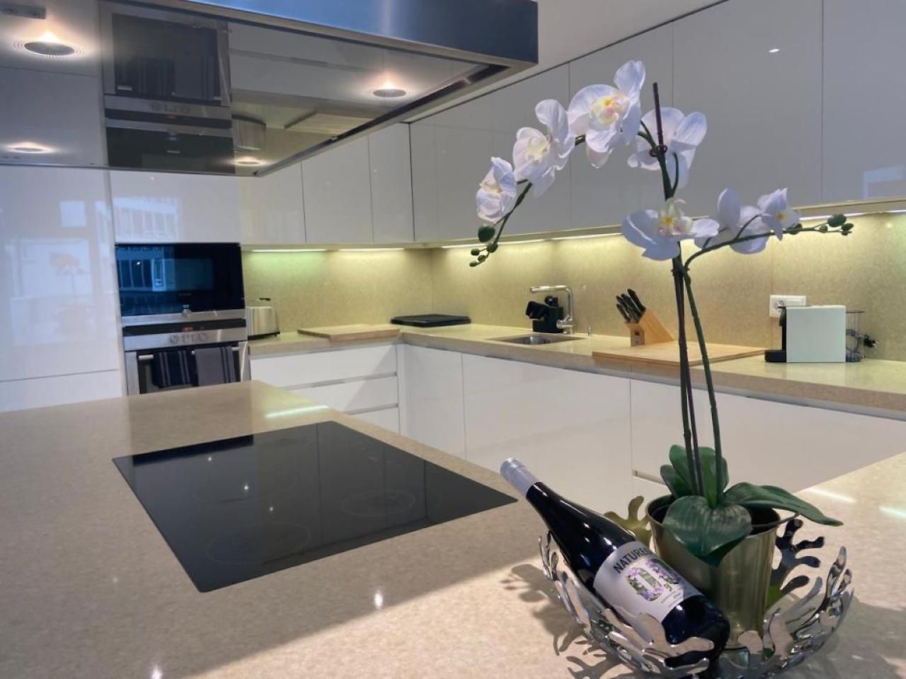 Apartment Luxury 250sqm With Ac & Parking *
