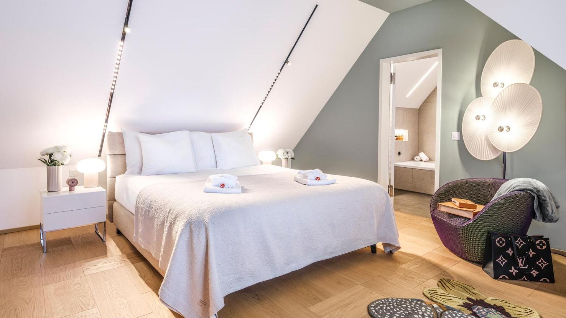 Bahnhofstrasse Designer Penthouse Private Rooftop Apartment *