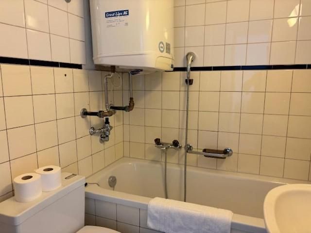 Centrally Located Nearby - Cross 8