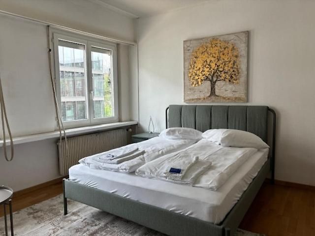 Centrally Located Nearby - Cross 8 *